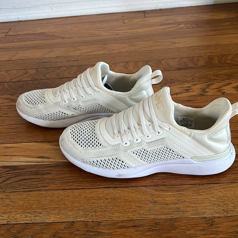 APL size 9 sneaker